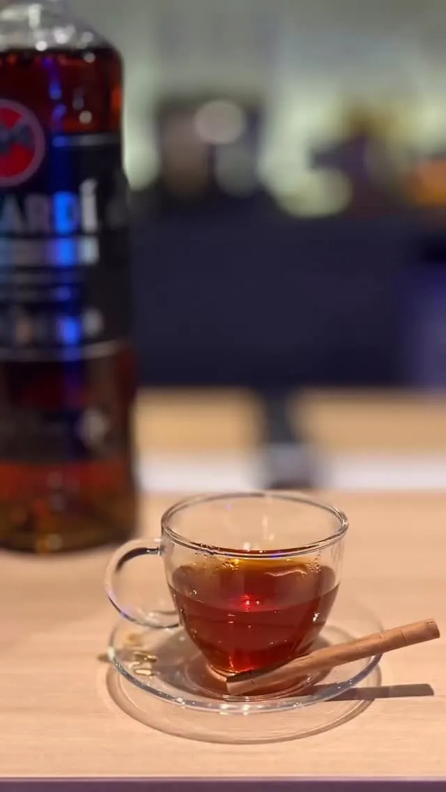 ダークラムとはちみつを温め、小さなデミタスカップに香り高いア...